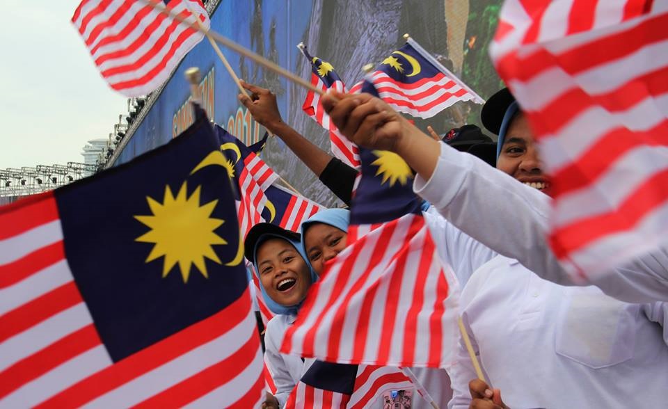 Malaysians with Jalur Gemilang